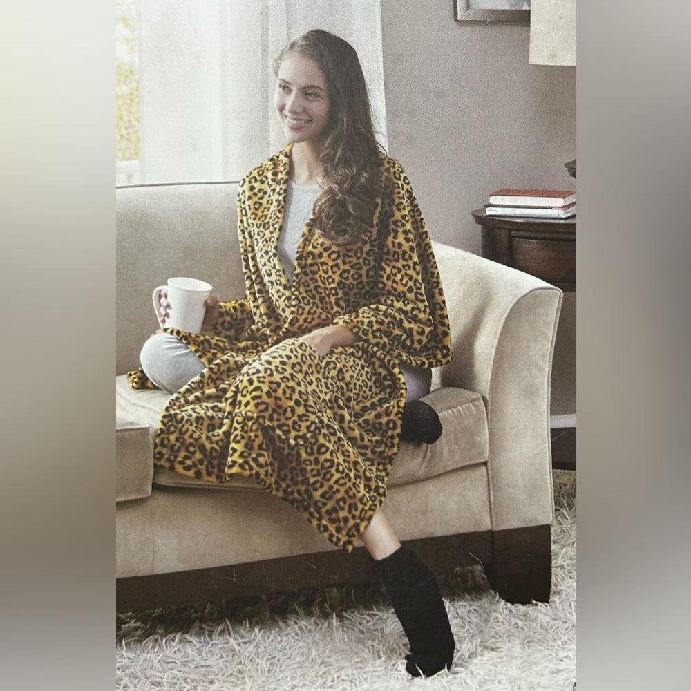 Park Avenue NWT Leopard Print Robe and Black Sock‎ Set